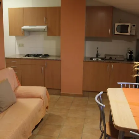 Aparthotel Castell De Ceuro. Rural *